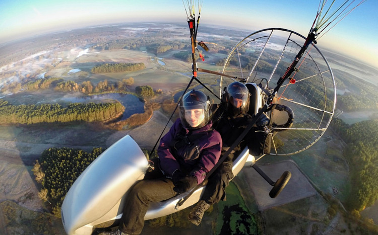 Lot z pilotem widok na rzeki oraz pola