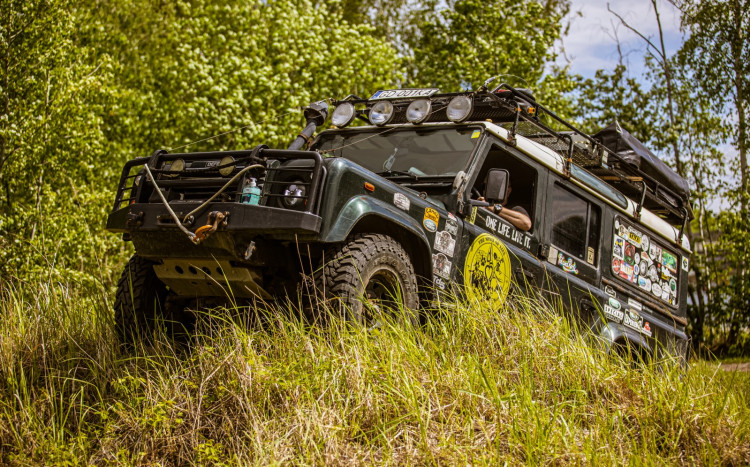 terenowka pokonuje przeszkody
