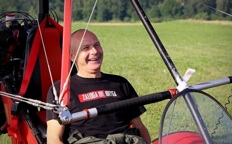 Mężczyzna w motolotni