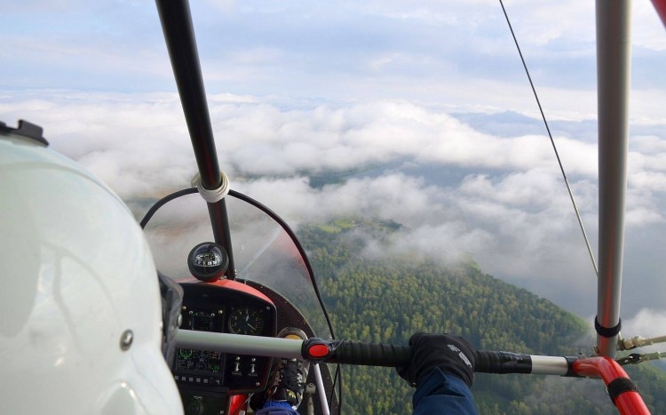 Widok z g&oacutery na chmury