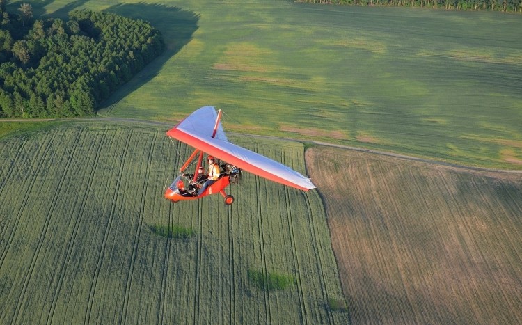 Motolotnia na tle pola