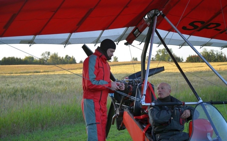 Mężczyzna przy motolotni