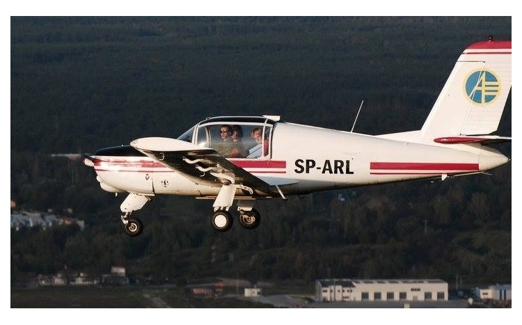 Biały samolot w górze