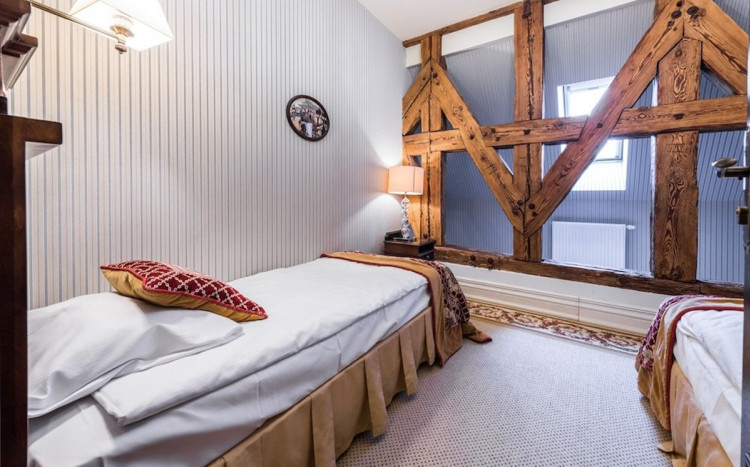 Łóżko w pokoju hotelowym