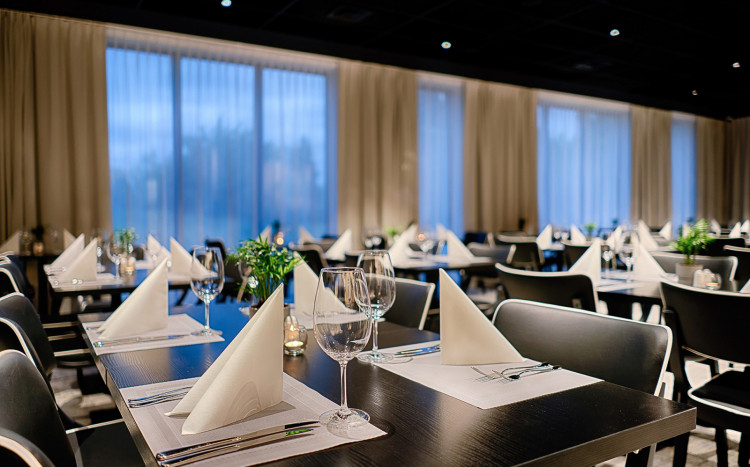 elegancko nakryte stoły w restauracji