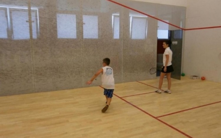 dziecko z instruktorem squasha