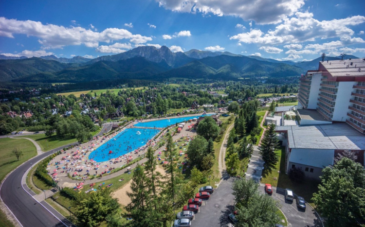 Widok na hotel z basenem