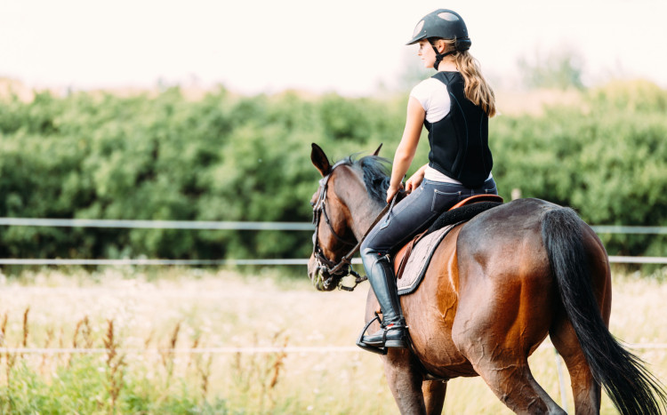 Dziewczynka jadąca na koniu