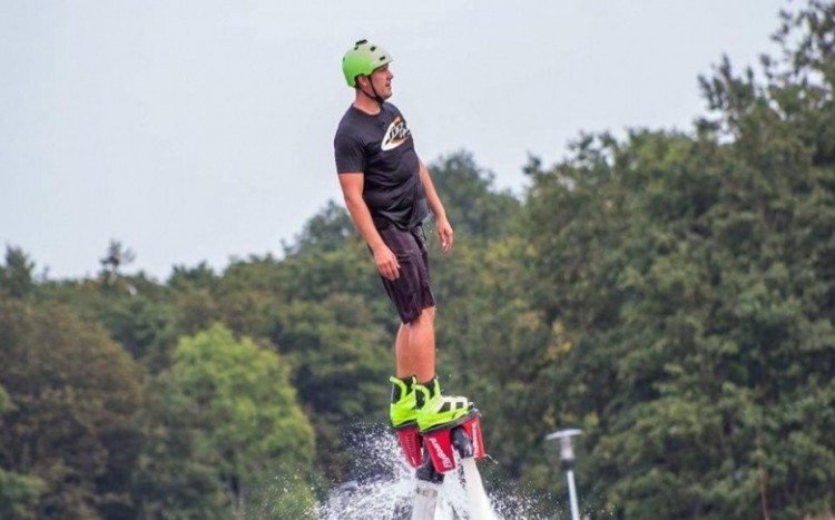 mężczyzna na odrzutowych latających butach nad wodą