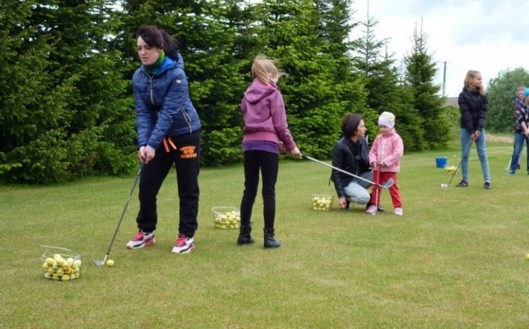 Cztery osoby grają w golfa