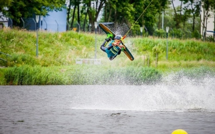 Chłopiec na wakeboardingu