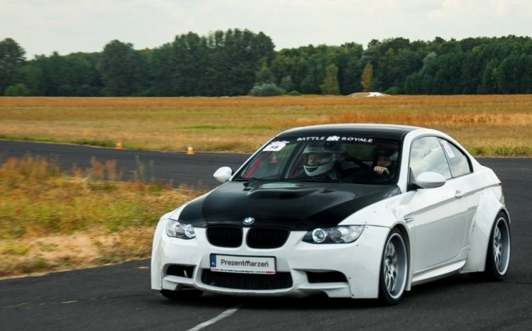 Biało-czarne BMW.