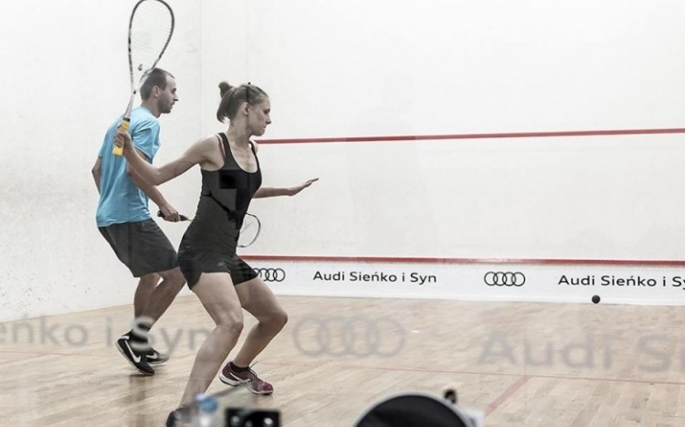 Kobieta i mężczyzna grają w squasha