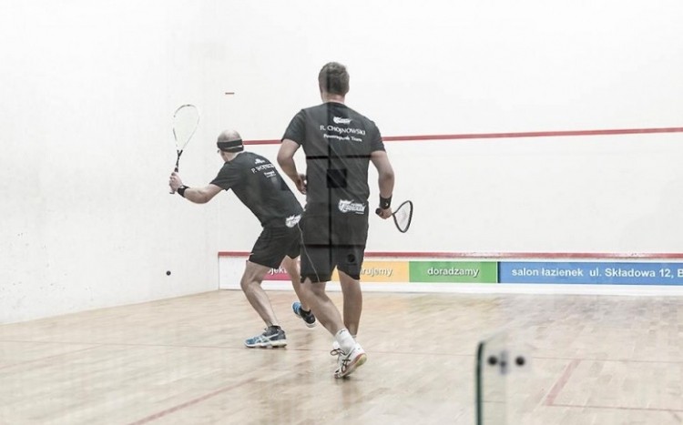 Mężczyźni grają w squasha
