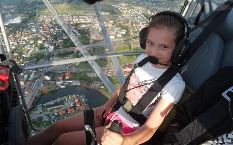 dziewczynka lecąca samolotem