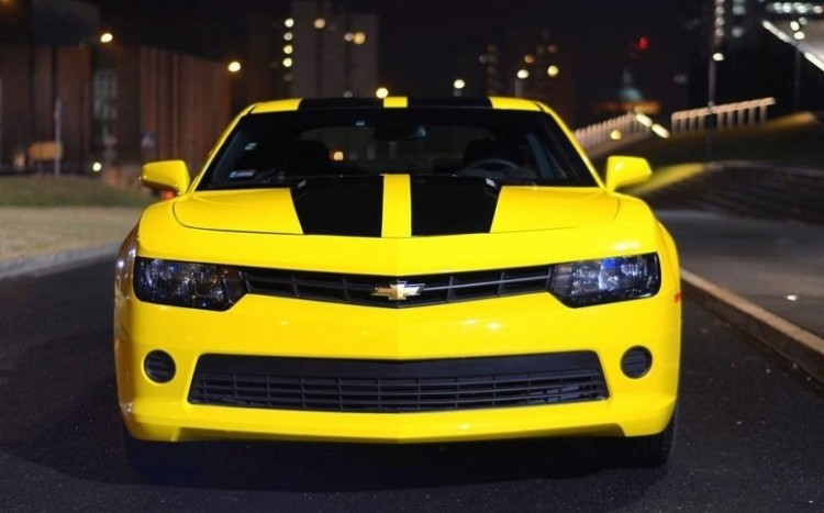 Żółty Chevrolet przodem