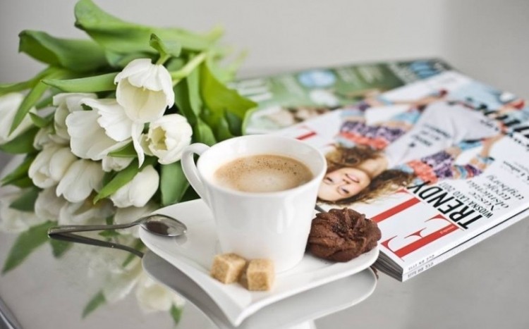 kawa, czasopisma, kwiaty