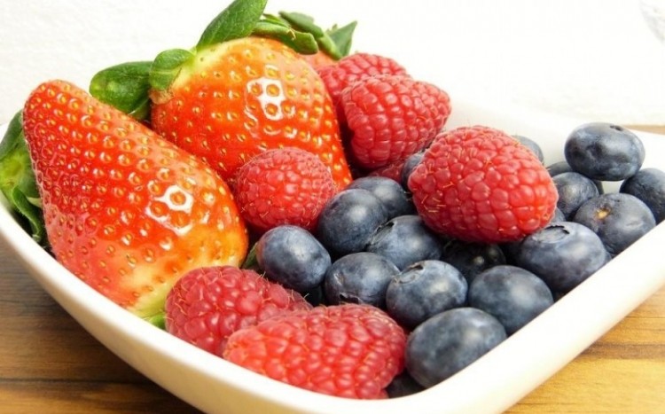 owoce: truskawki, borówki, maliny