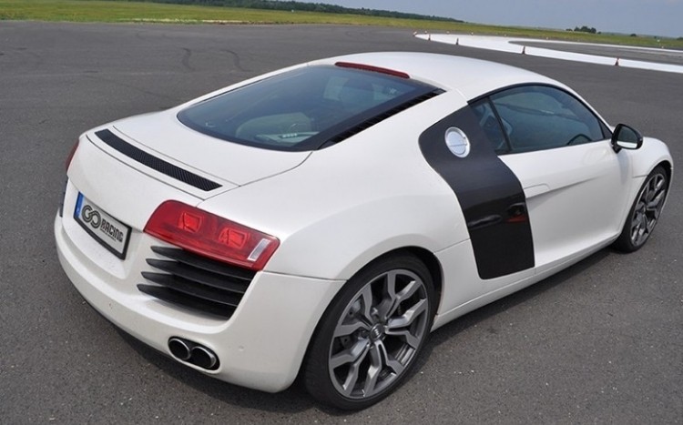 Ujęcie od tyłu na prawy profil Audi R8
