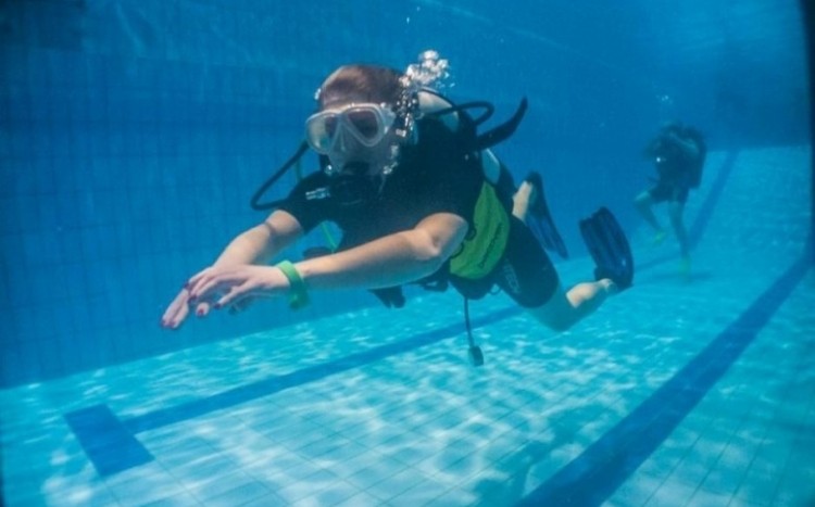 uczestnicy kursu nurkowania pod wodą