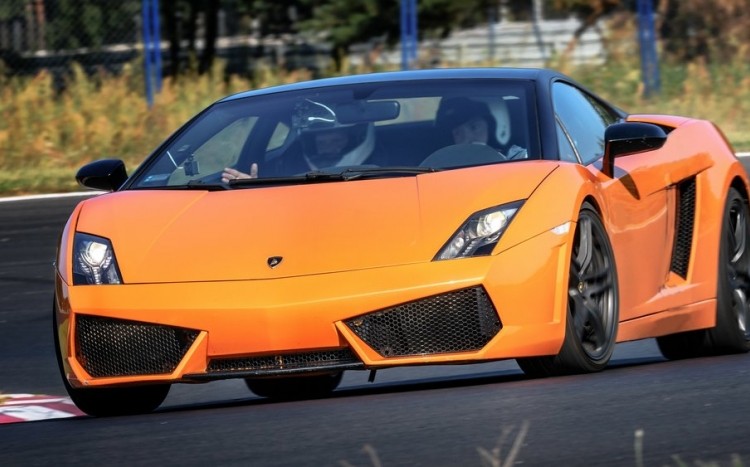 Agresywna sylwetka pomarańczowego Lamborghini Gallardo