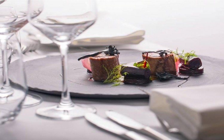 jasne wnętrze restauracji