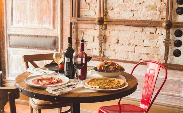 naktyty stół, wino, pizza, kuchnia włoska
