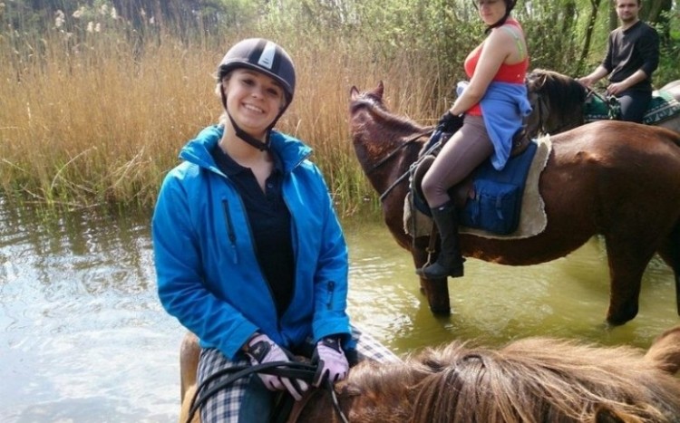 Uśmiechnięta kobieta na koniu