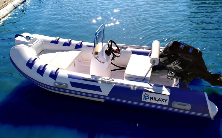 biało-niebieska łódź motorowa