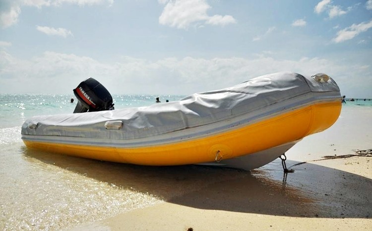 łódź motorowa na plaży