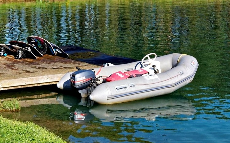 łódź motorowa na jeziorze