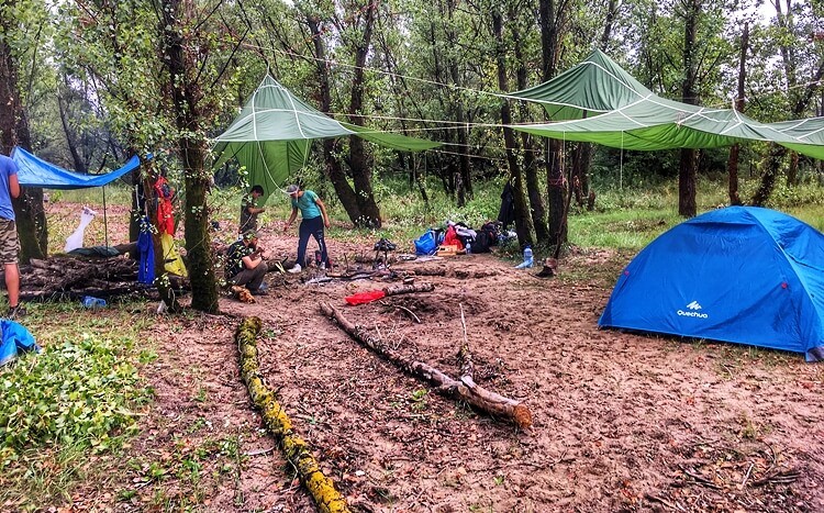 zakładanie obozu w lesie