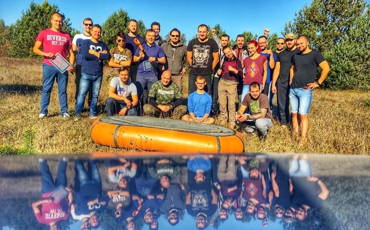 pamiątkowe zdjęcie uczestnik&ampoacutew obozu survivalowego