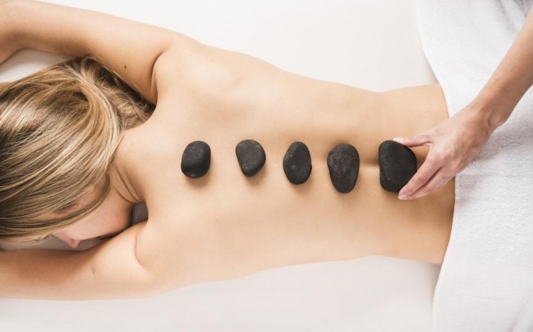 masaż gorącymi kamieniami