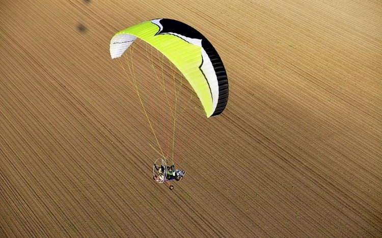 motoparalotnia lecąca nad polami widok z góry