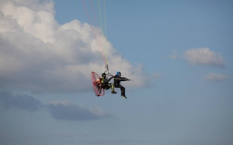 Motoparalotnia podczas lotu na tle błękitnegob nieba
