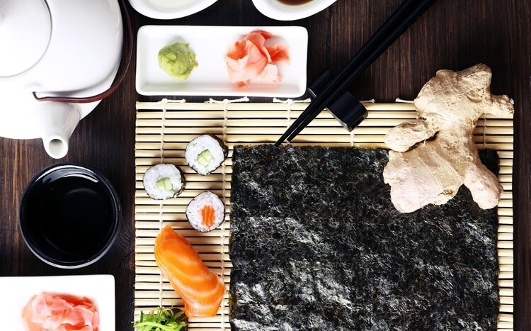 maki sushi przygotowane do zwijania
