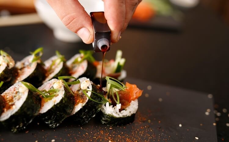 różne rodzaje sushi podane na białym talerzu