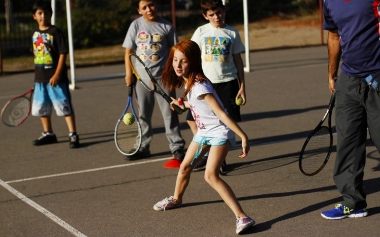 Dziewczynka gra w tenisa