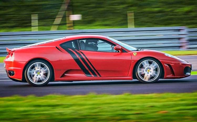 dynamiczna jazda Ferrari