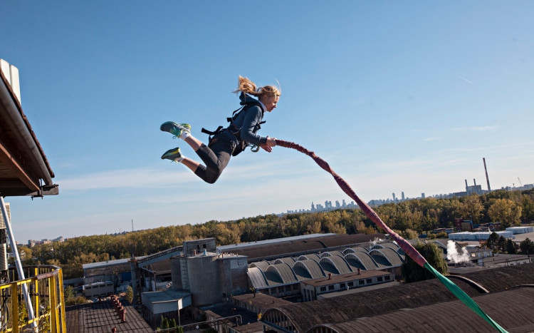 Kobieta trzymająca linę podczas skoku dream jump