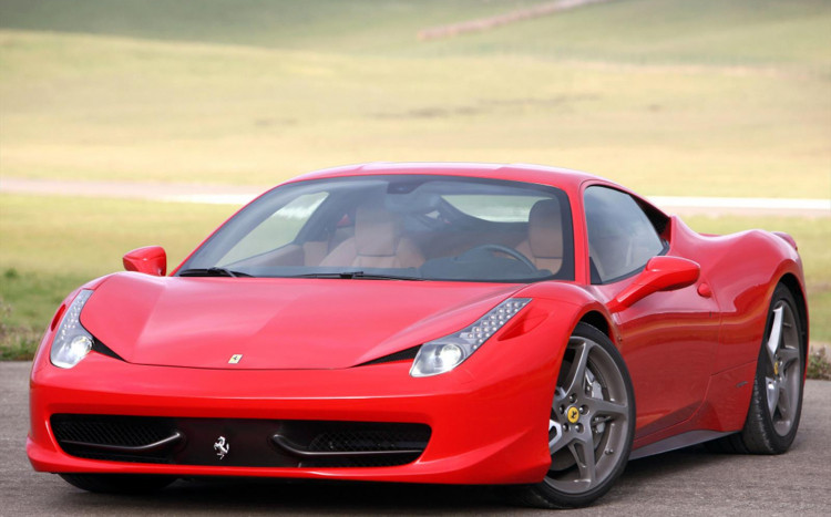 Ujęcie na przód oraz lewy bok Ferrari Italia