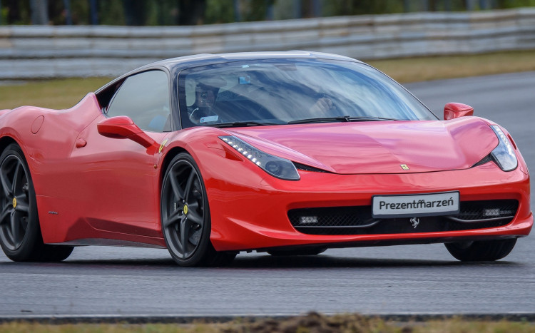 Widok na sportową sylwetkę Ferrari Italia