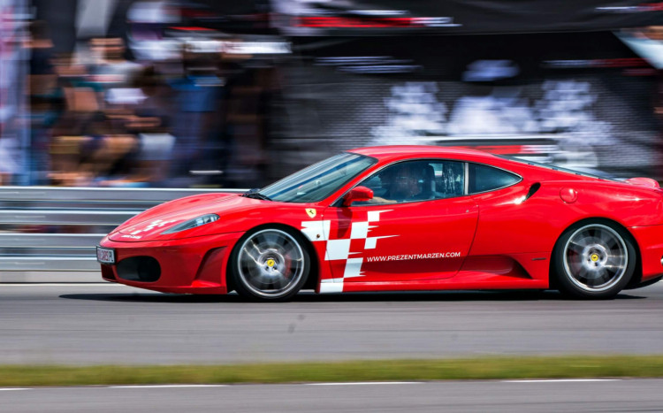 Sportowe Ferrari podczas jazdy na torze