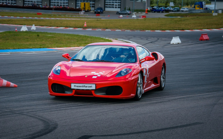 Ferrari na torze wyścigowym