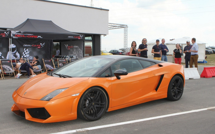 Widok na bok luksusowego Lamborghini Gallardo
