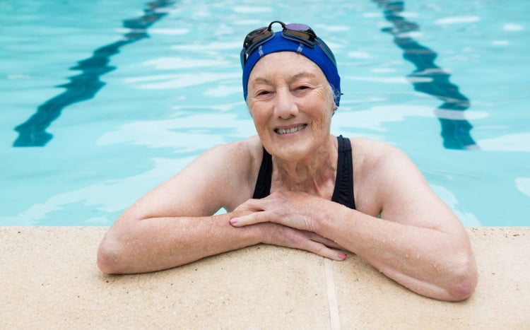 starsza kobieta w basenie