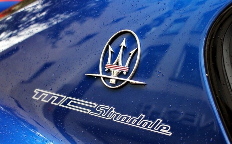 Zbliżenie na znaczek Maserati oraz napis mc stradale