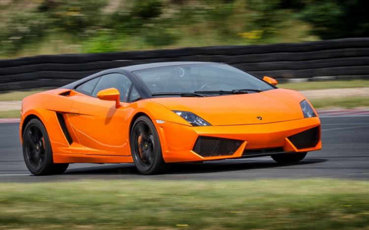 Sportowe lamborghini gallardo podczas jazdy na torze