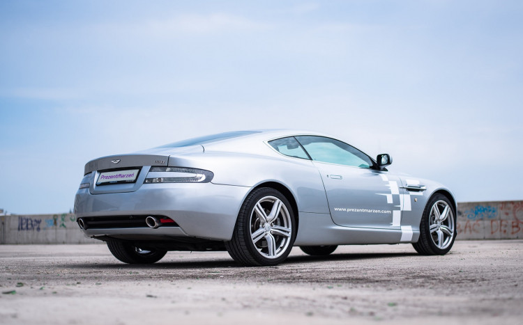Widok na tył srebrnego Aston Martina